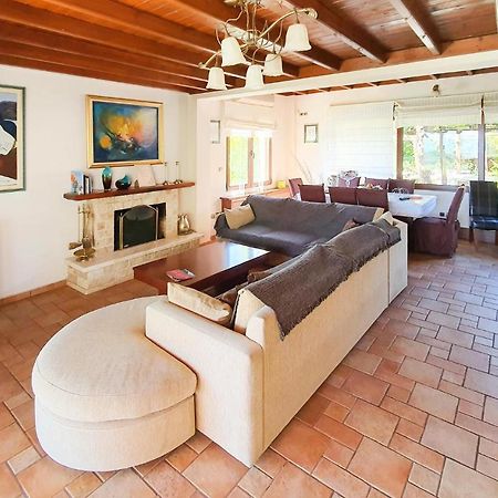 Lovely Home In Kiato With Wifi Екстер'єр фото
