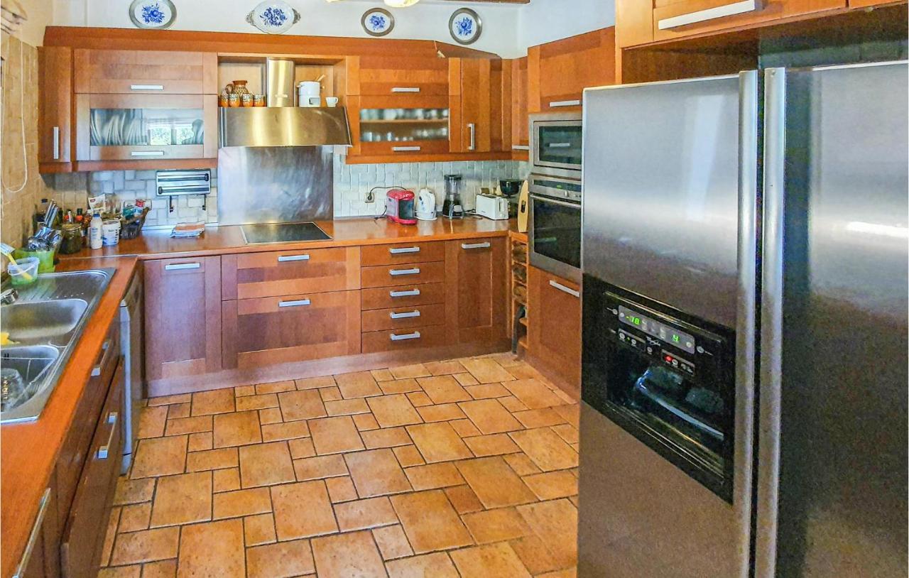Lovely Home In Kiato With Wifi Екстер'єр фото