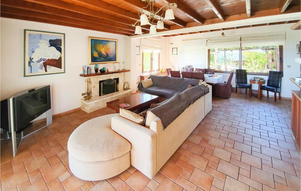 Lovely Home In Kiato With Wifi Екстер'єр фото