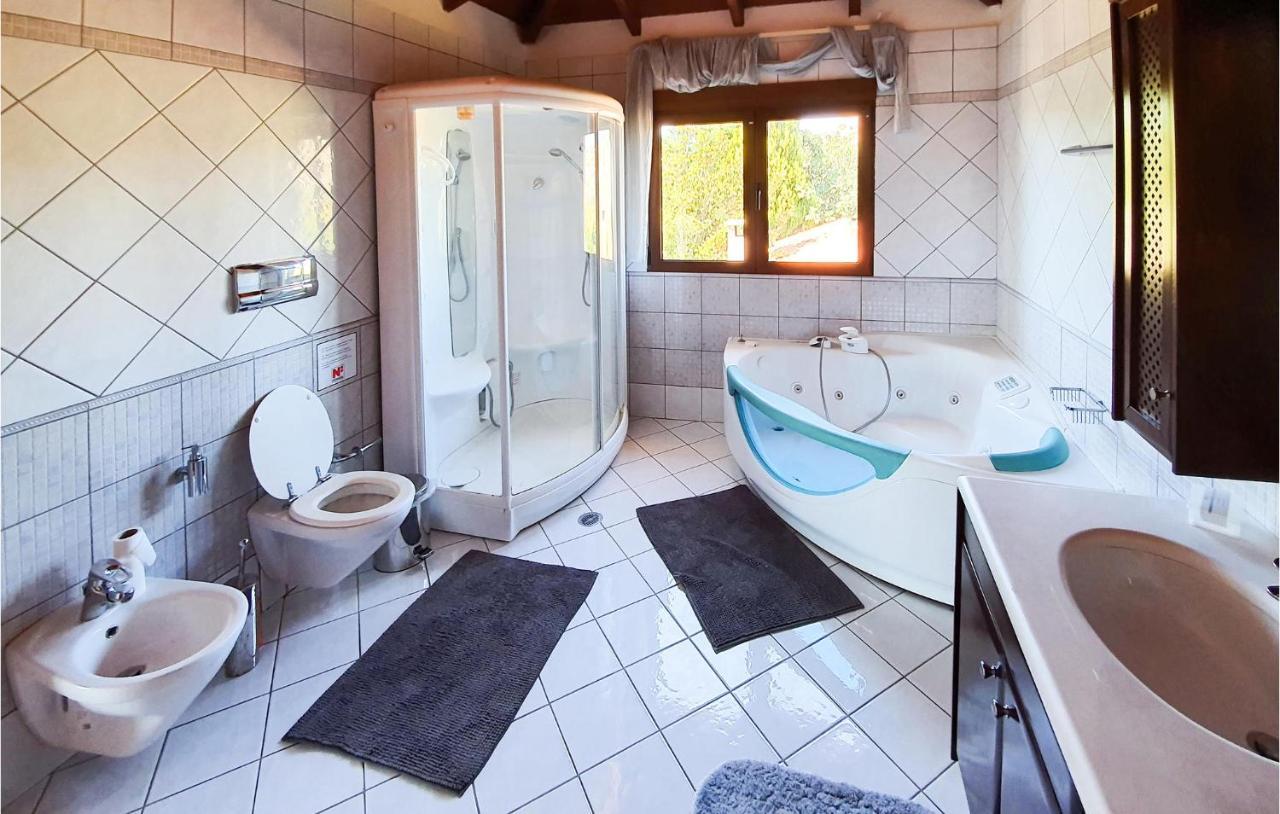 Lovely Home In Kiato With Wifi Екстер'єр фото