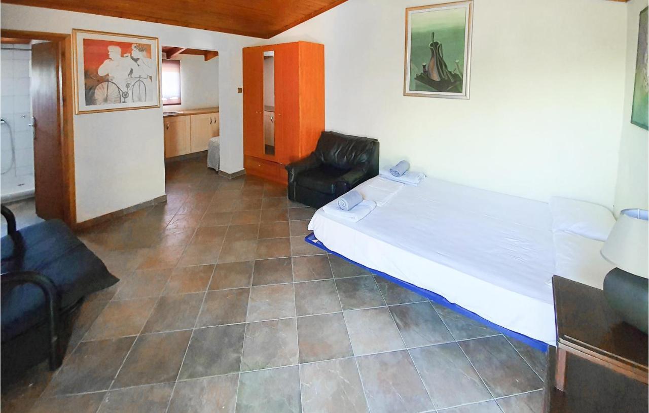 Lovely Home In Kiato With Wifi Екстер'єр фото