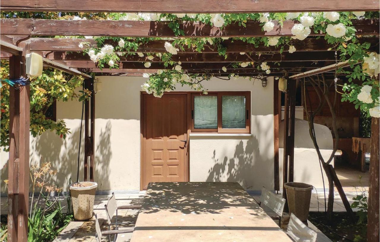 Lovely Home In Kiato With Wifi Екстер'єр фото