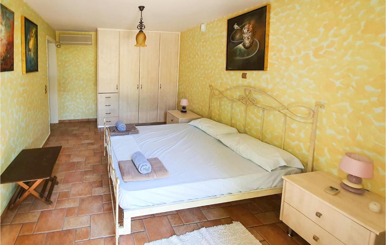 Lovely Home In Kiato With Wifi Екстер'єр фото