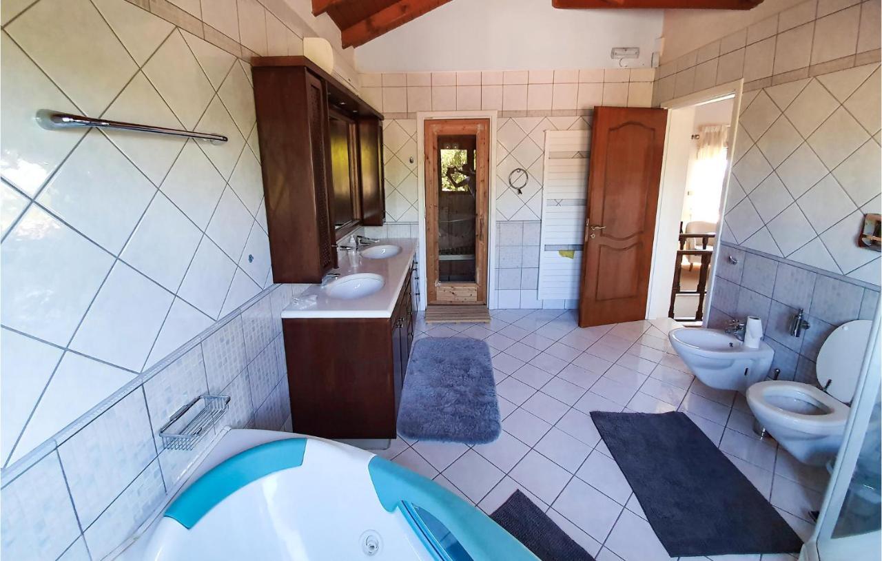 Lovely Home In Kiato With Wifi Екстер'єр фото